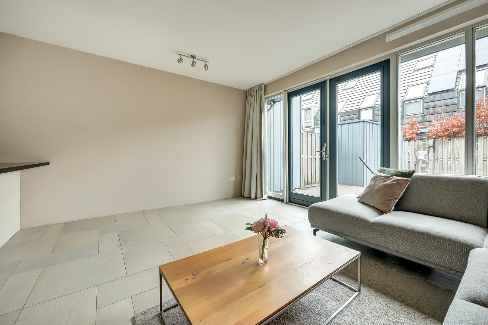 In de jonge woonwijk Nesselande in deelplan Haag en Park gelegen 5 kamer tussenwoning met houten berging en parkeerplaats op 131 m² eigen grond. 