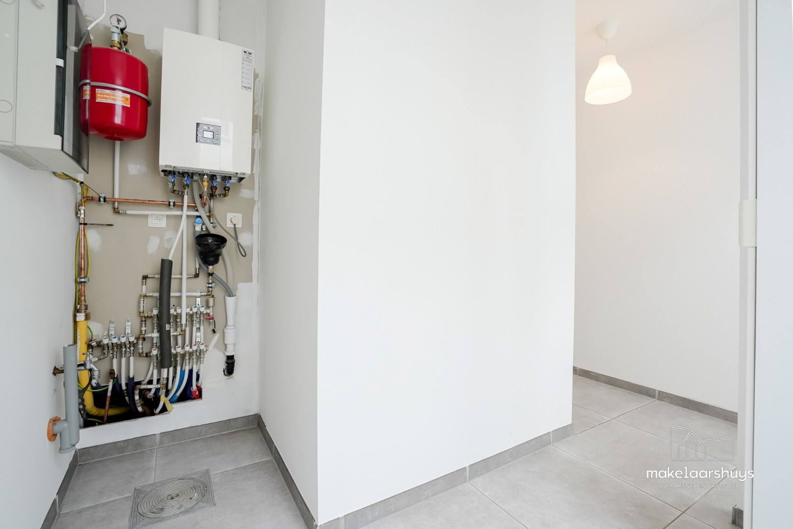 Instapklare gerenoveerde woning in rij met terras, tuin en garagebox 