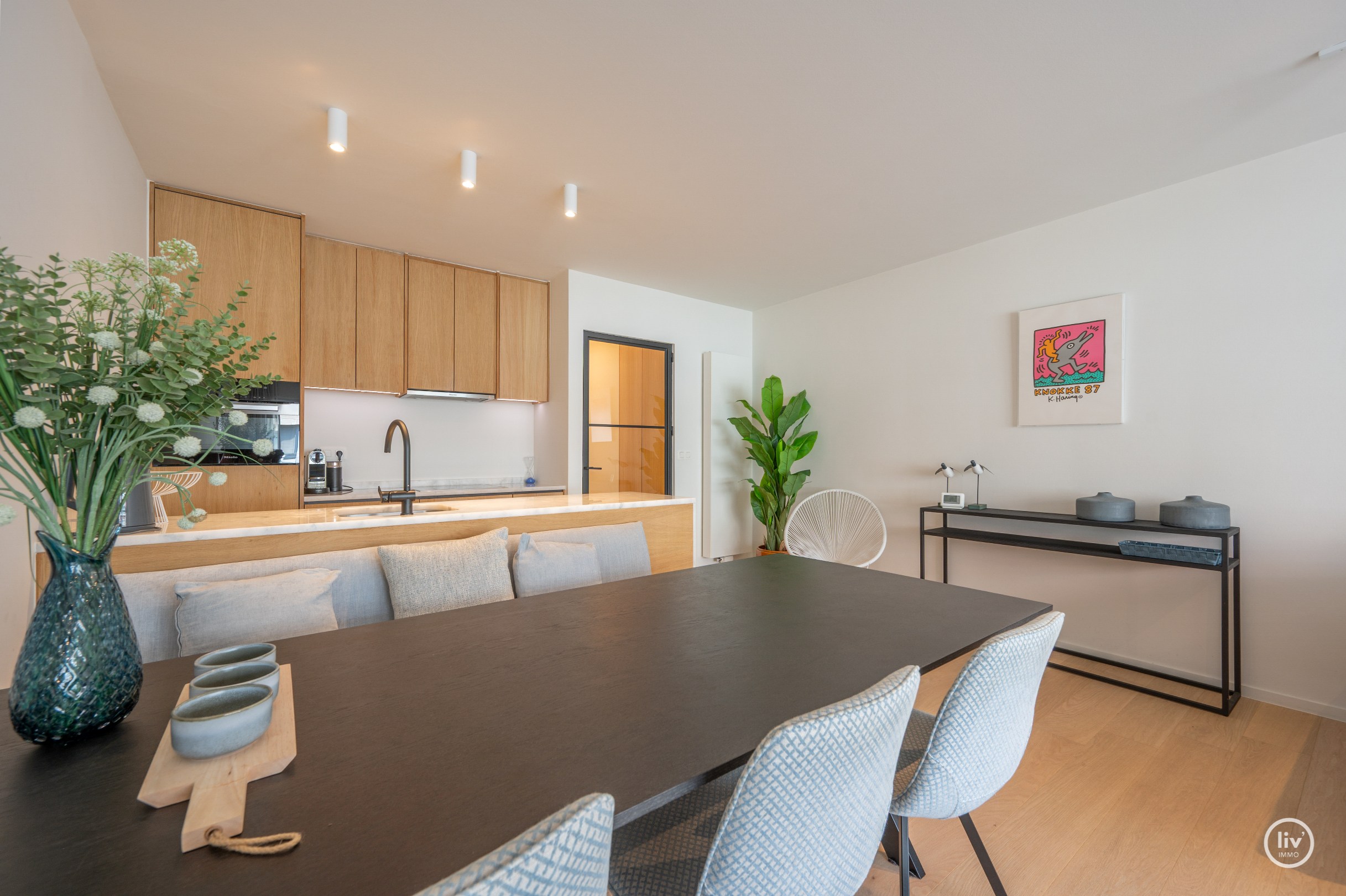 Appartement élégamment rénové avec deux chambres et deux terrasses, situé au centre de Knokke. 