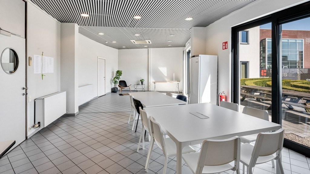 Standalone kantoorgebouw te koop in het industriepark Zwijnaarde