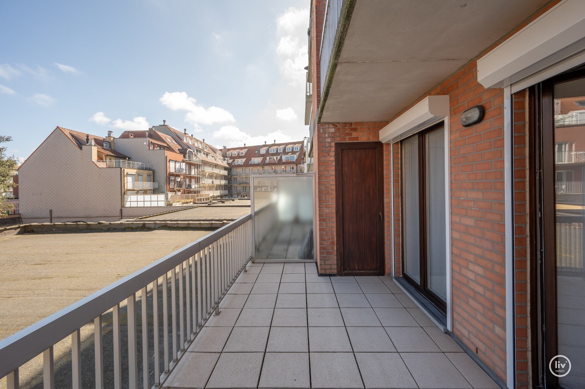 Aangenaam appartement met groot zonneterras gelegen in een rustige zijstraat van de Dumortierlaan. 