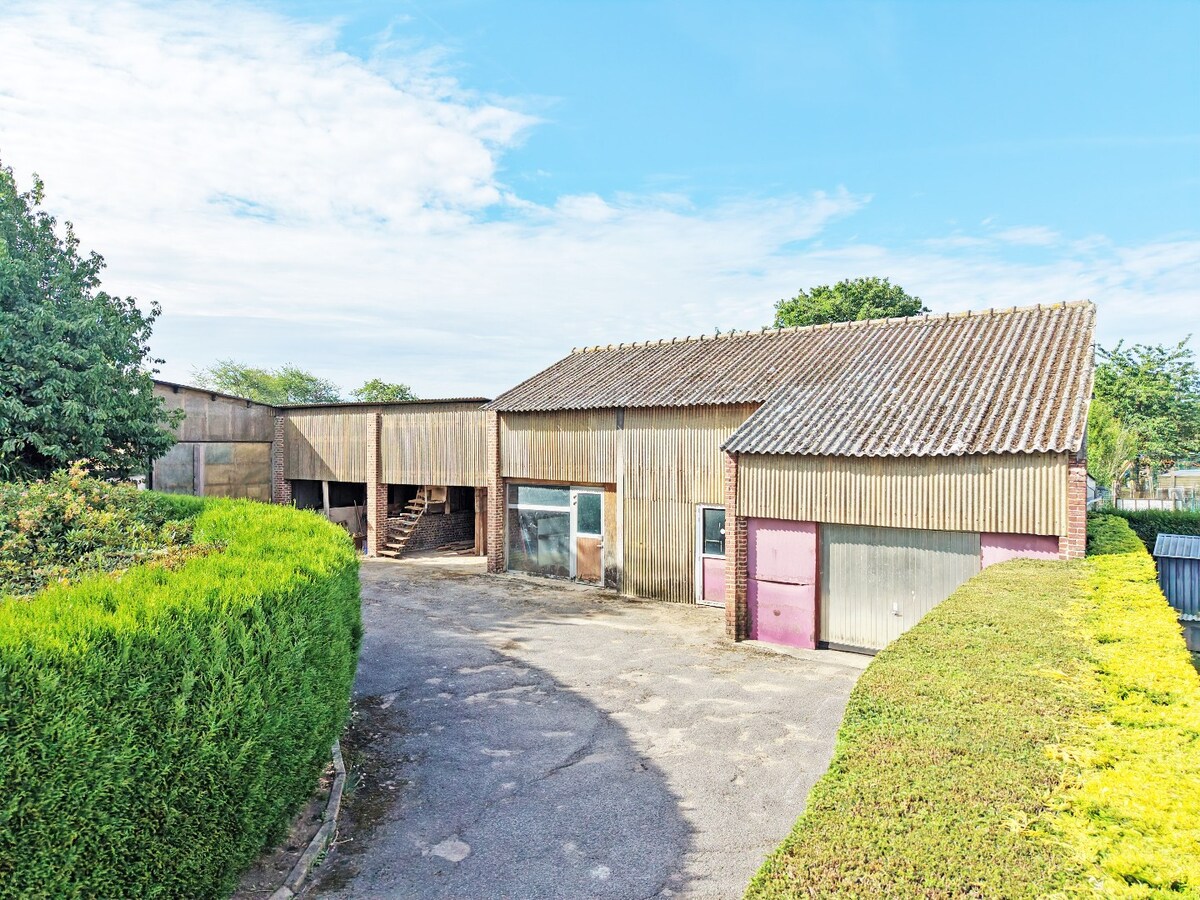 Ruime sixties villa met vergunde loodsen (350m²) te Vlierzele 