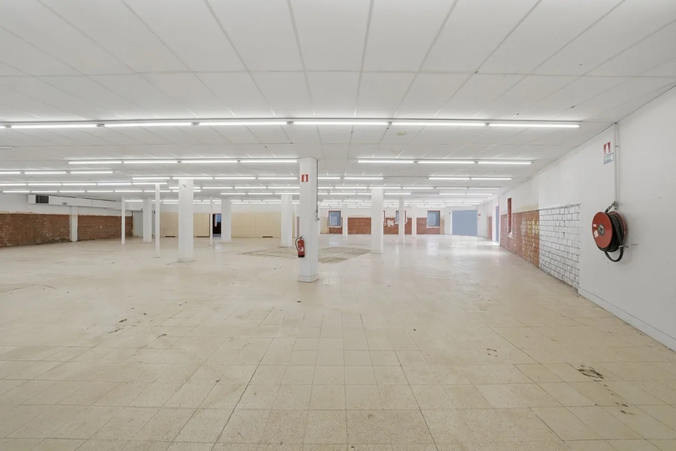 Te koop: Ruim handelspand met uitstekende visibiliteit in het centrum van Torhout 