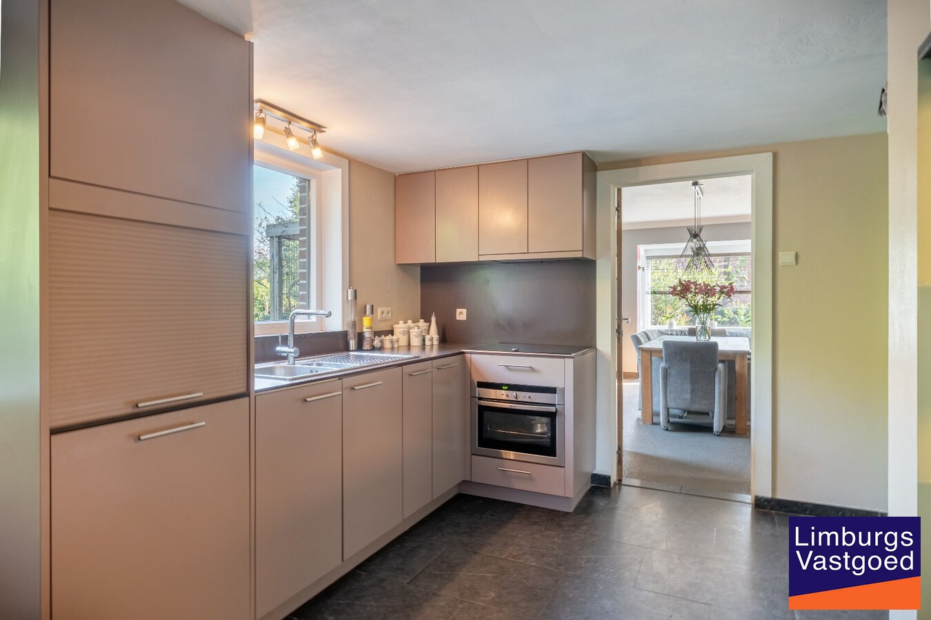 Centraal gelegen woning, 4 slpk, 180 m² bewoonbare oppervlakte, 9a 99ca 