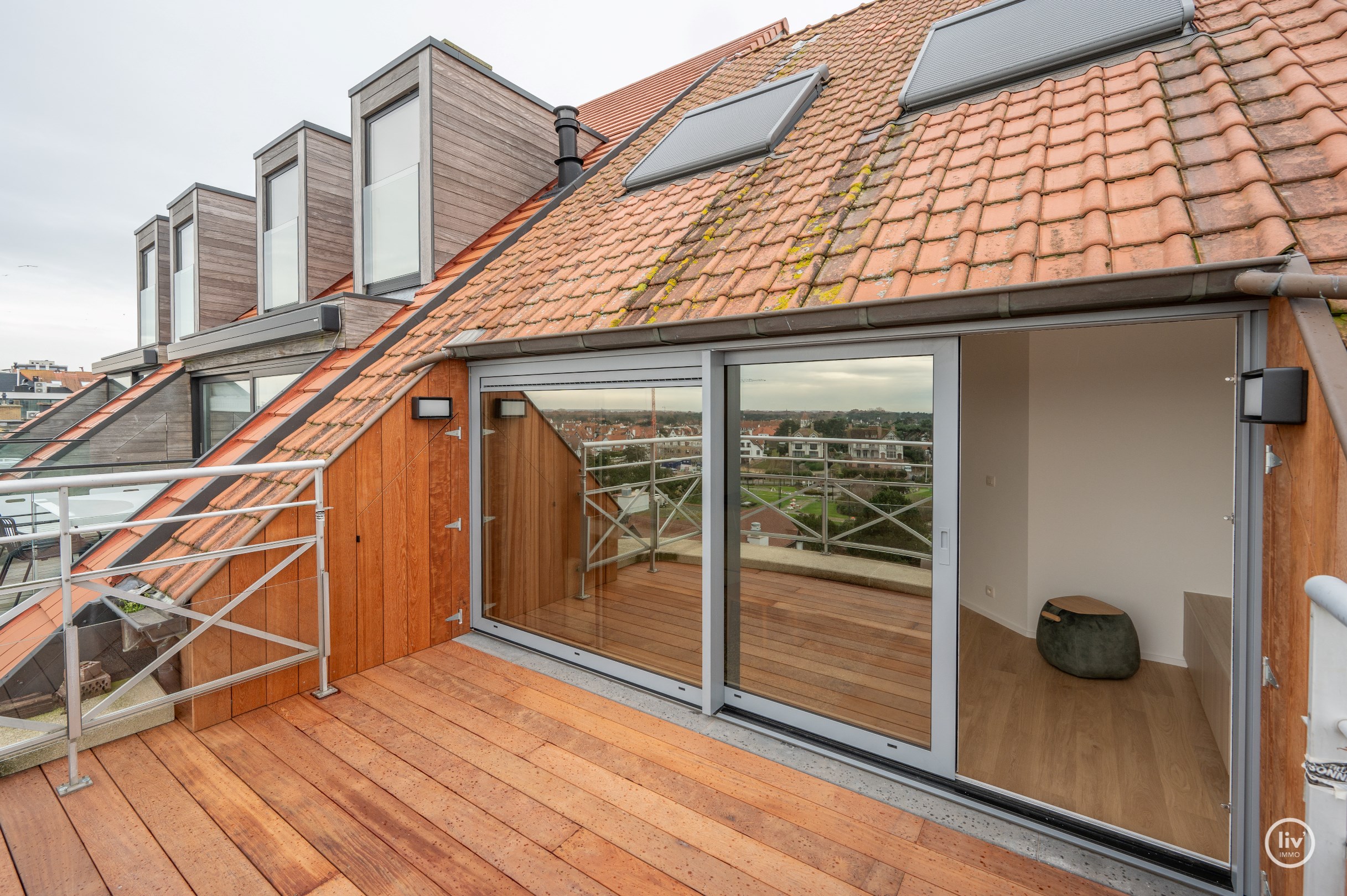 Un appartement en duplex rénové unique avec une magnifique terrasse ensoleillée offrant une vue dégagée situé sur la Kustlaan au cœur du Zoute. 