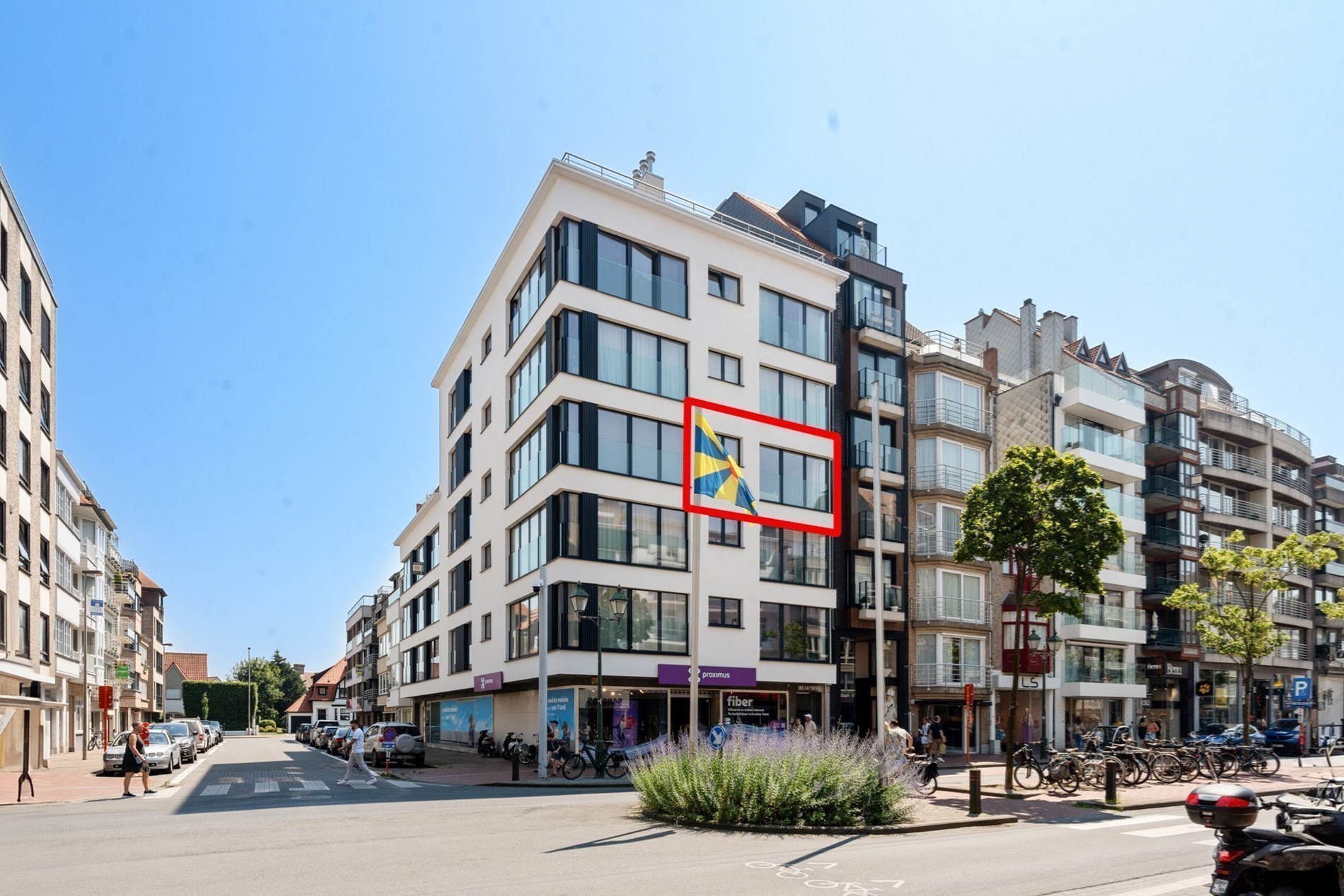 Bel appartement rénové, spacieux avec 2 chambres et une belle largeur de façade, situé au centre de l'avenue Lippens à Knokke. 