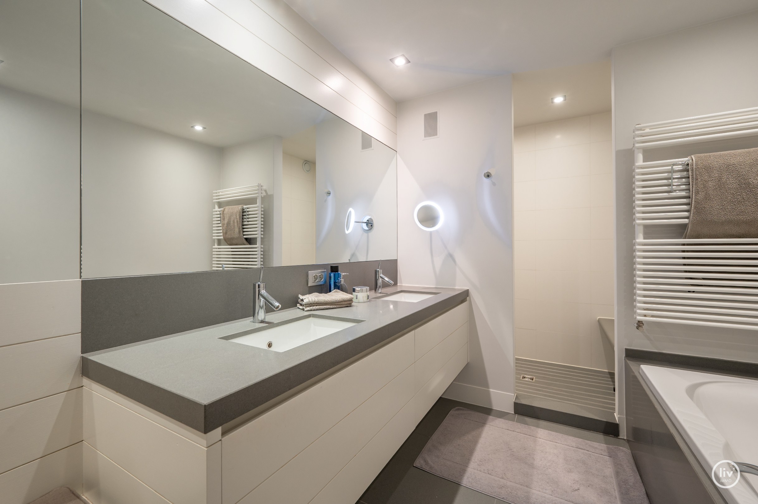 Récente mezzanine de 292 m2 située au centre avec de grandes terrasses, située dans la Vanbunnenlaan à Knokke. 