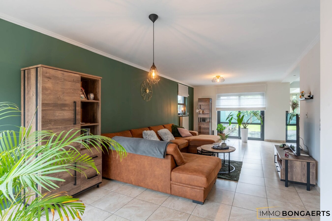 Ruime instapklare woning in het centrum van Neeroeteren met tuin, garage en 3 slaapkamers. 