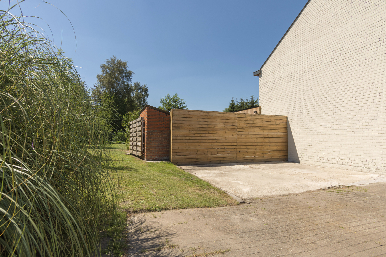 IN OPTIE Ruime en totaal vernieuwde woning in het dorp van Zaffelare 