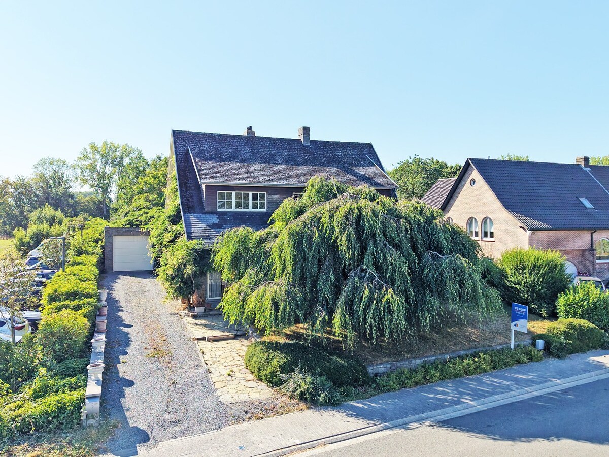 Ruime sixties villa op 3.630m² nabij dorpskern Steenhuize 