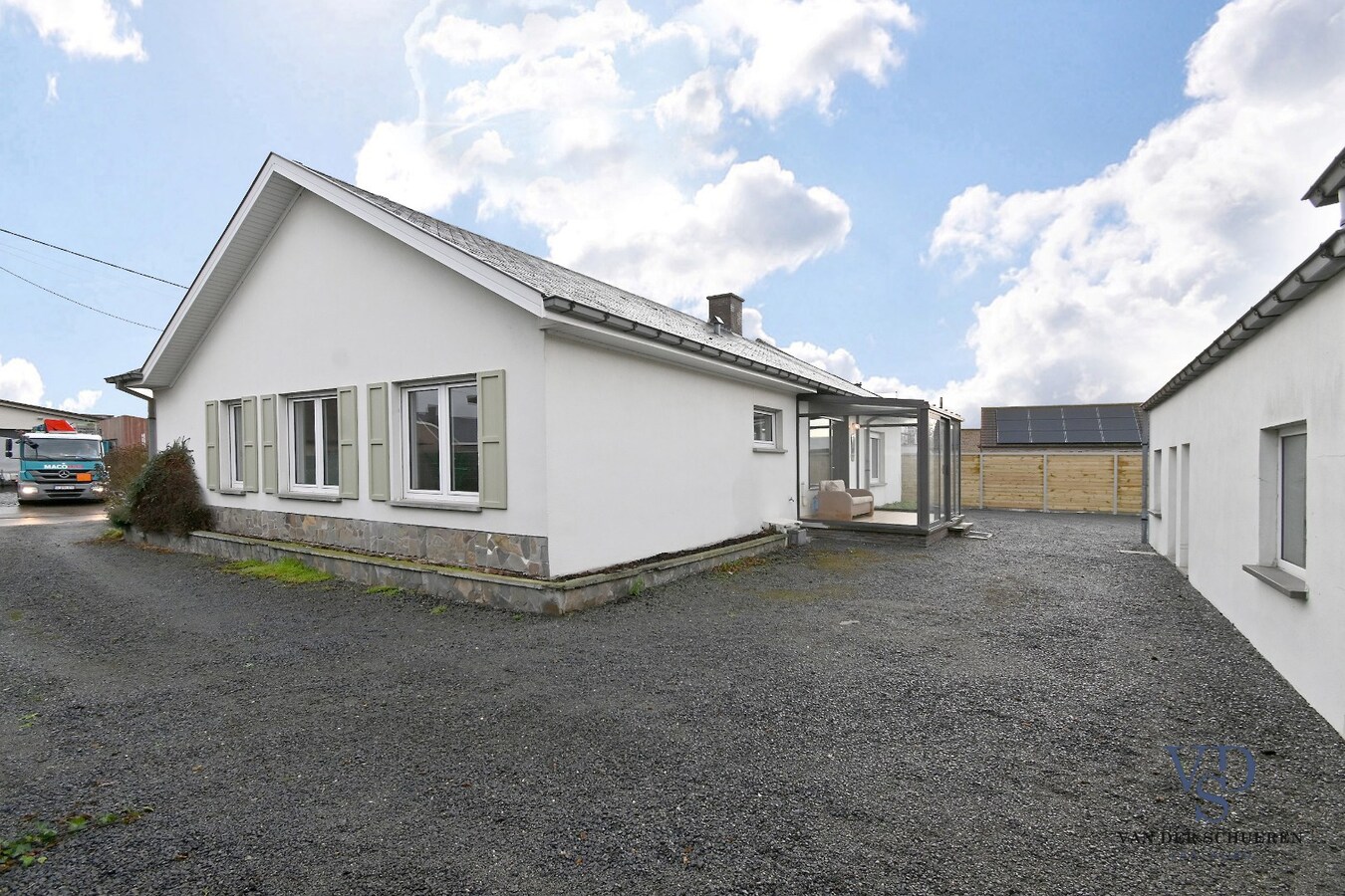 Bungalowwoning met afzonderlijke loods 