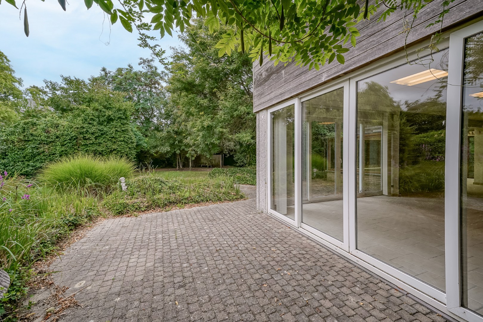 Winkelruimte met magazijn en woonst te Oostende 