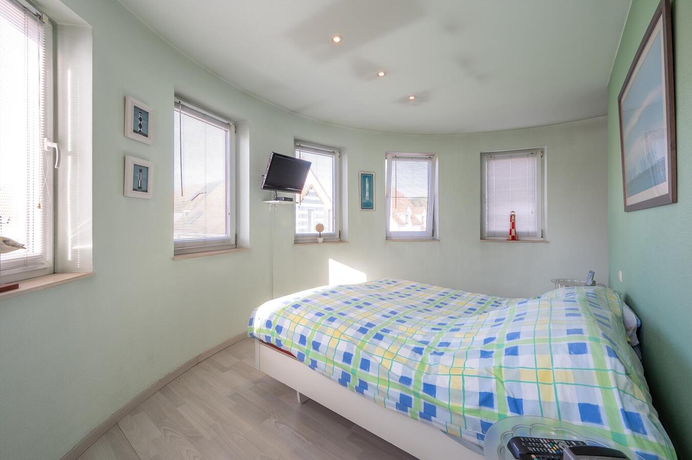 Goed gelegen woning met 4 slaapkamers, tuin &amp; parkeerplaats te Duinbergen 