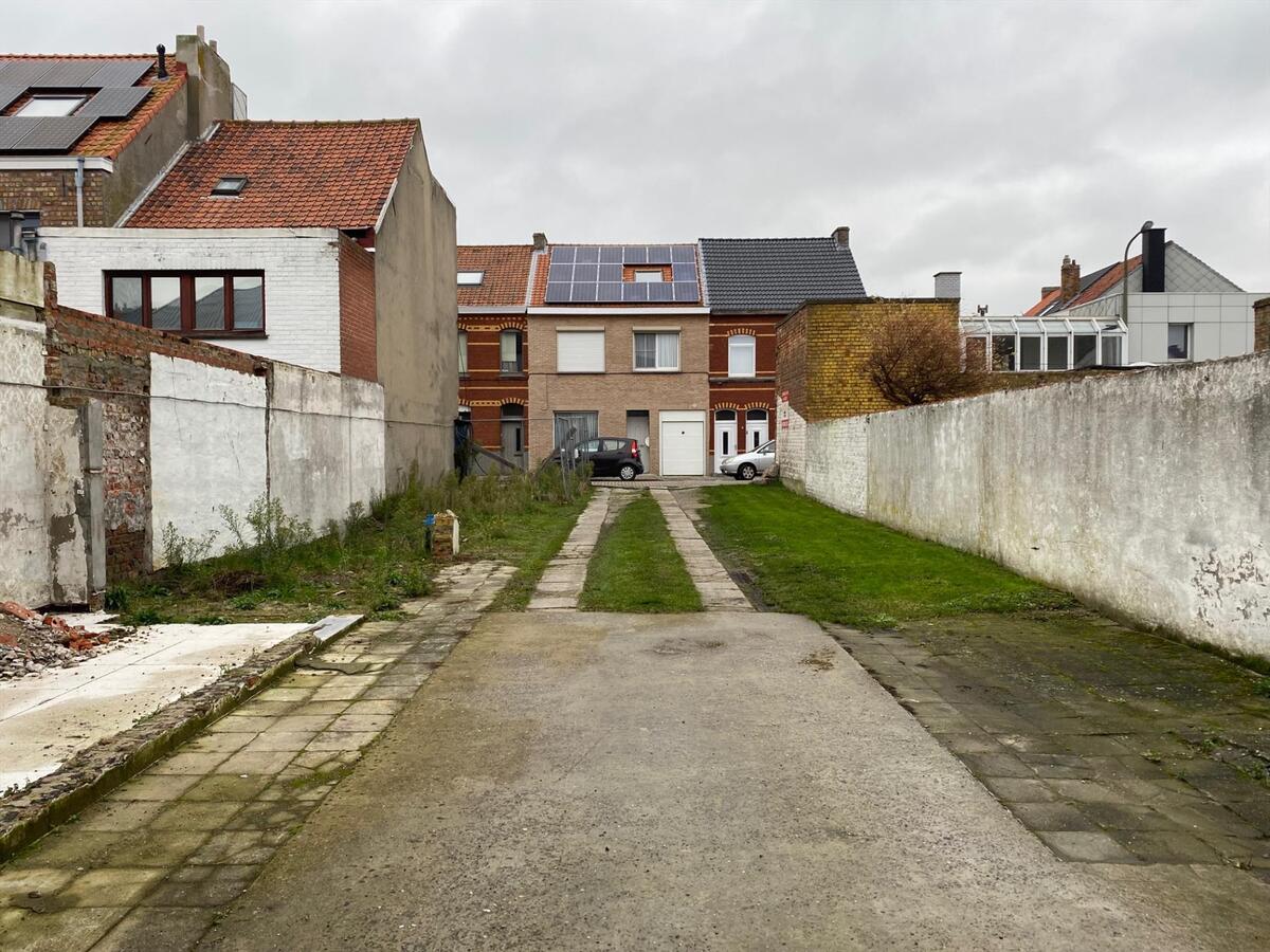 Loods met bouwgrond te Bredene 