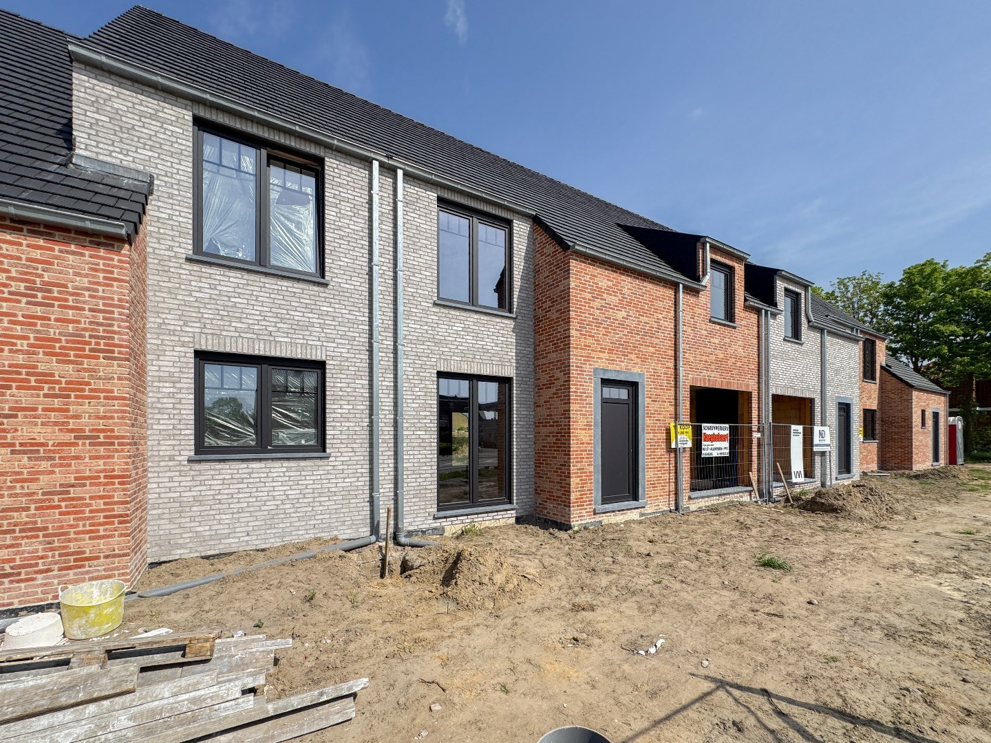 ONMIDDELLIJK BESCHIKBAAR - Ruime 4-slaapkamer woning op boogscheut van centrum Eernegem 