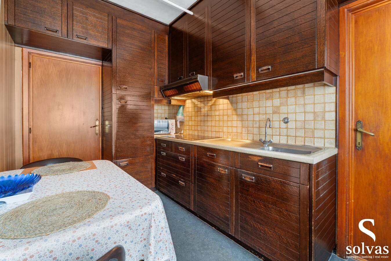 Ruime te renoveren woning met garage, tuin en 4 slaapkamers in Lembeke, bouwjaar 1960, energielabel G 