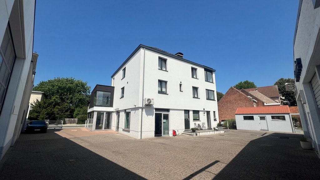 Showroom met werkplaats en appartement te koop in Wondelgem