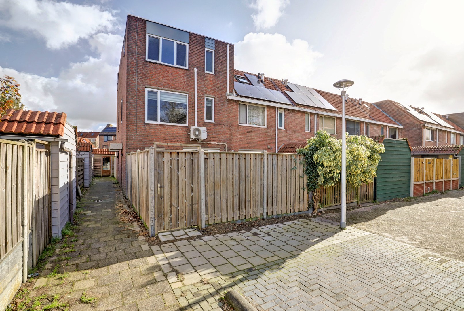 2-kamer hoekwoning met  ruime slaapkamer met airconditioning, tuin op het zonnige zuidwesten. 
