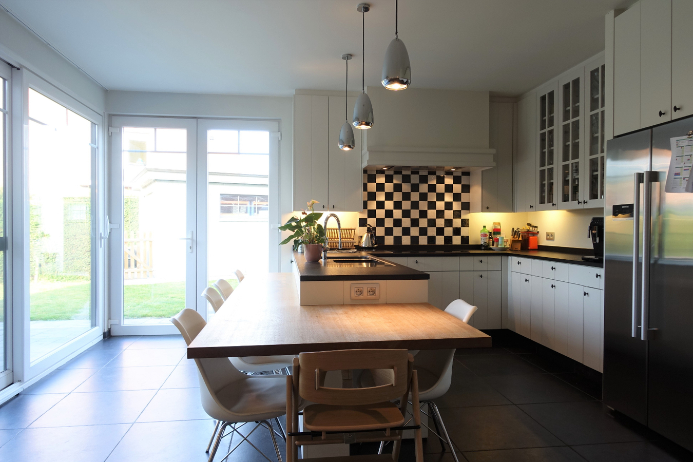 Sublieme gerenoveerde hoekwoning op rustige ligging 