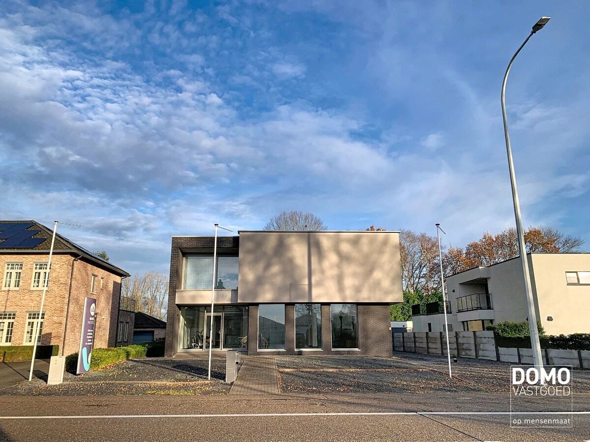 COMMERCIEEL PAND MET RUIM APPARTEMENT OP ZICHTBARE LOCATIE IN HERK-DE-STAD 
