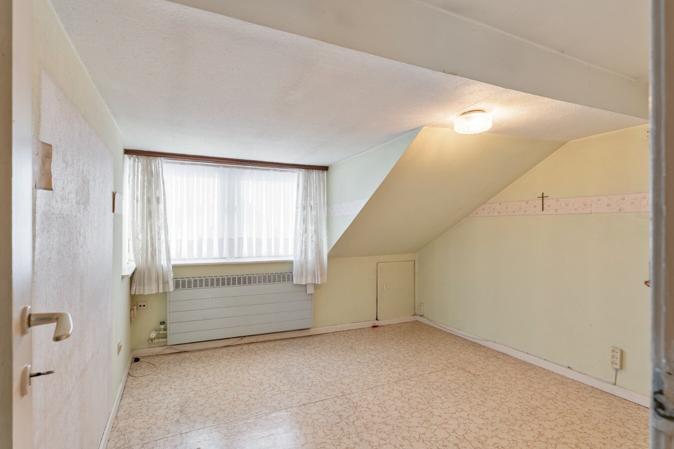 Centraal gelegen gebouw bestaande uit een handelspand op het gelijkvloers en een bovenliggend duplex-appartement! 