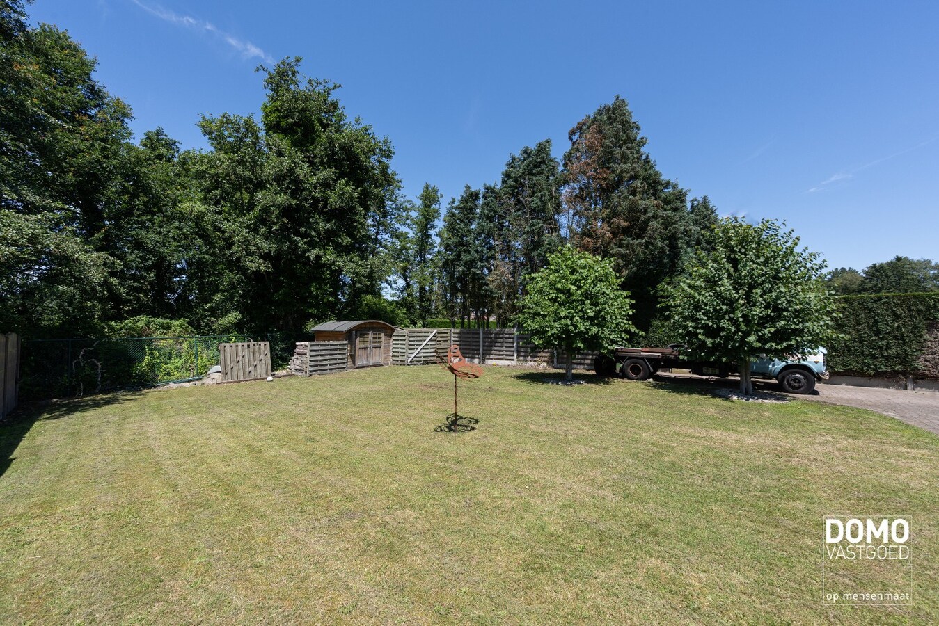 UNIEKE EIGENDOM MET WONING, 2 APPARTEMENTEN EN MAGAZIJNEN OP 13A88CA 