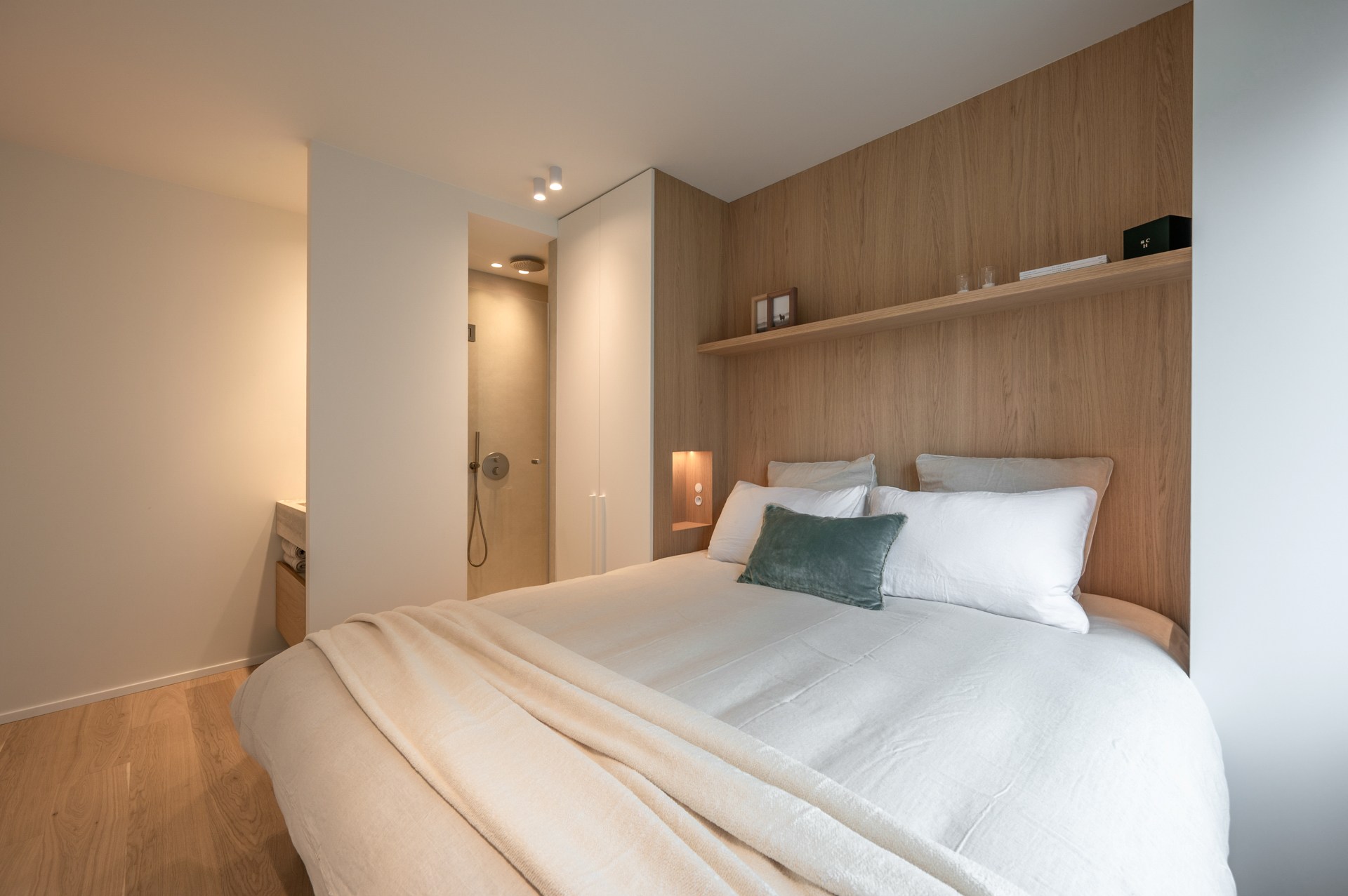 Prachtig gerenoveerd appartement met 3 slaapkamers centraal gelegen op de Lippenslaan te Knokke. 