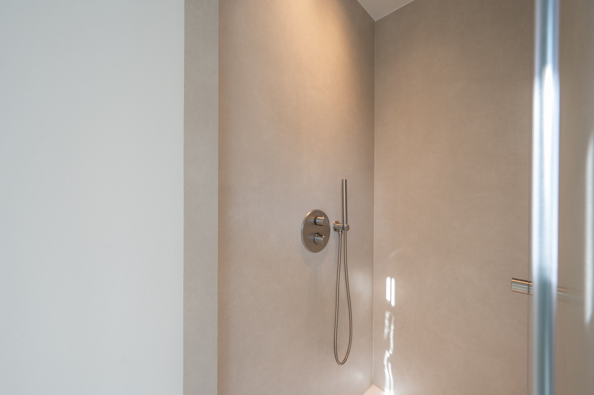 Exclusief gerenoveerd appartement met 3 slaapkamers te koop vlak bij het Albertstrand en het Lichtorenplein. 