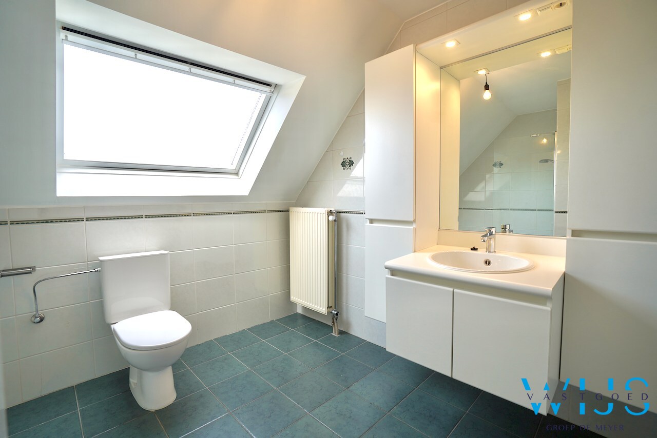 Instapklaar woonhuis in woonwijk te Eeklo! 