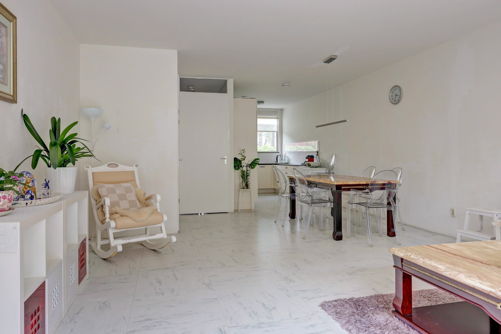 Goed onderhouden 4-kamer eengezinswoning met 3 goede slaapkamers (optie tot creëren 4e slaapkamer), ruime badkamer, onderhoudsvriendelijke tuin en gelegen op eigen grond! 