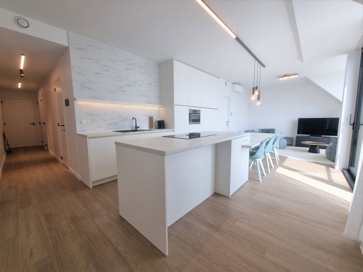 Prachtig, zeer luxueus nieuwbouwappartement met groot terras en open zichten - Heist 