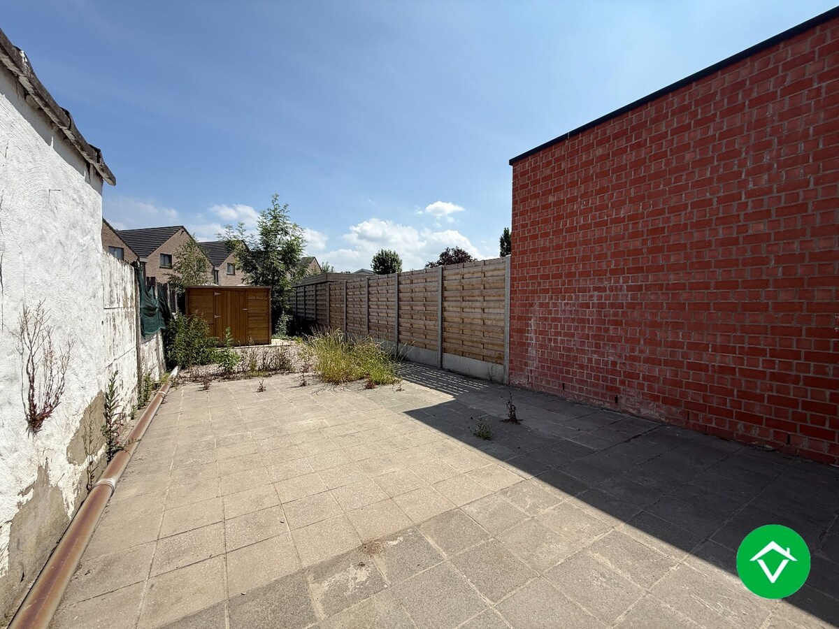 Op te frissen rijwoning met 3 slaapkamers en tuin in centrum Staden 