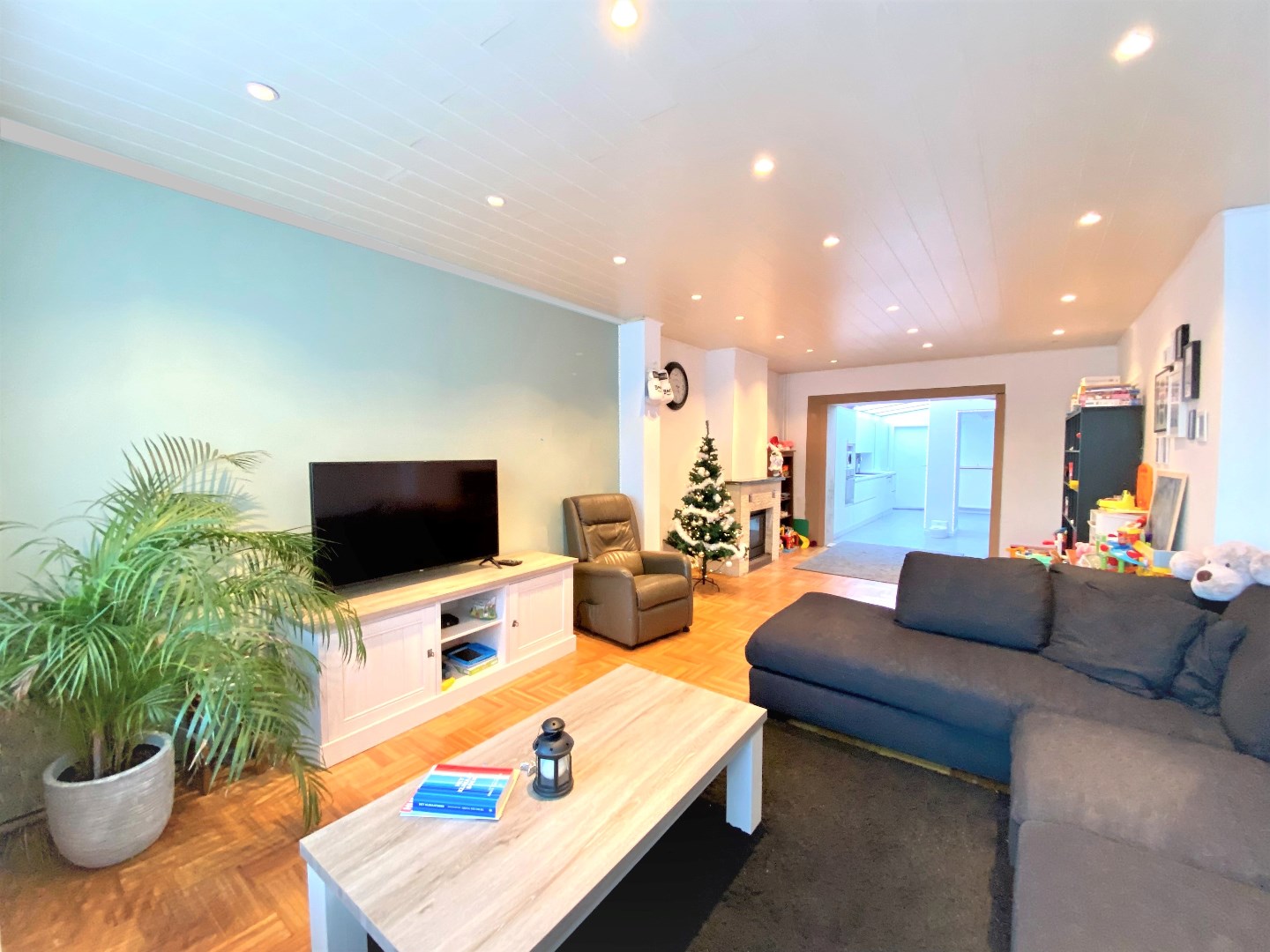 Up-to-date en bijzonder ruime gezinswoning met garage te Zwevegem 