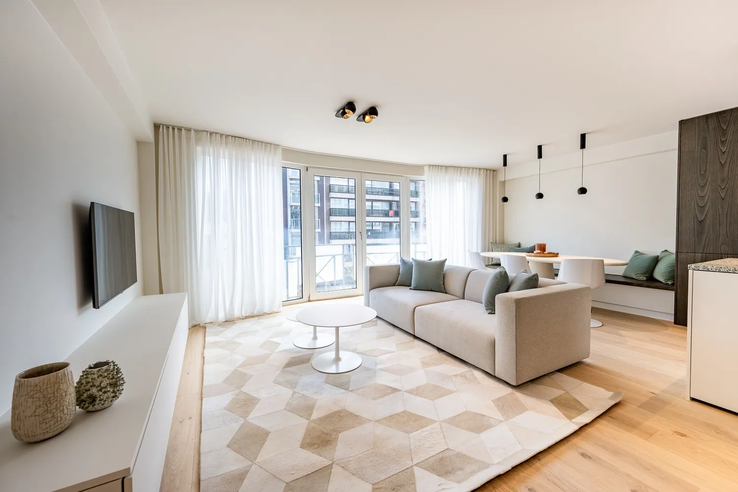 Luxueus en smaakvol gerenoveerd appartement met mooie gevelbreedte (7m) ! 3 slaapkamers voor dubbel bed met elk hun aparte douchekamer / badkamer. Ideaal gelegen te Lippenslaan nabij de Zoutelaan.