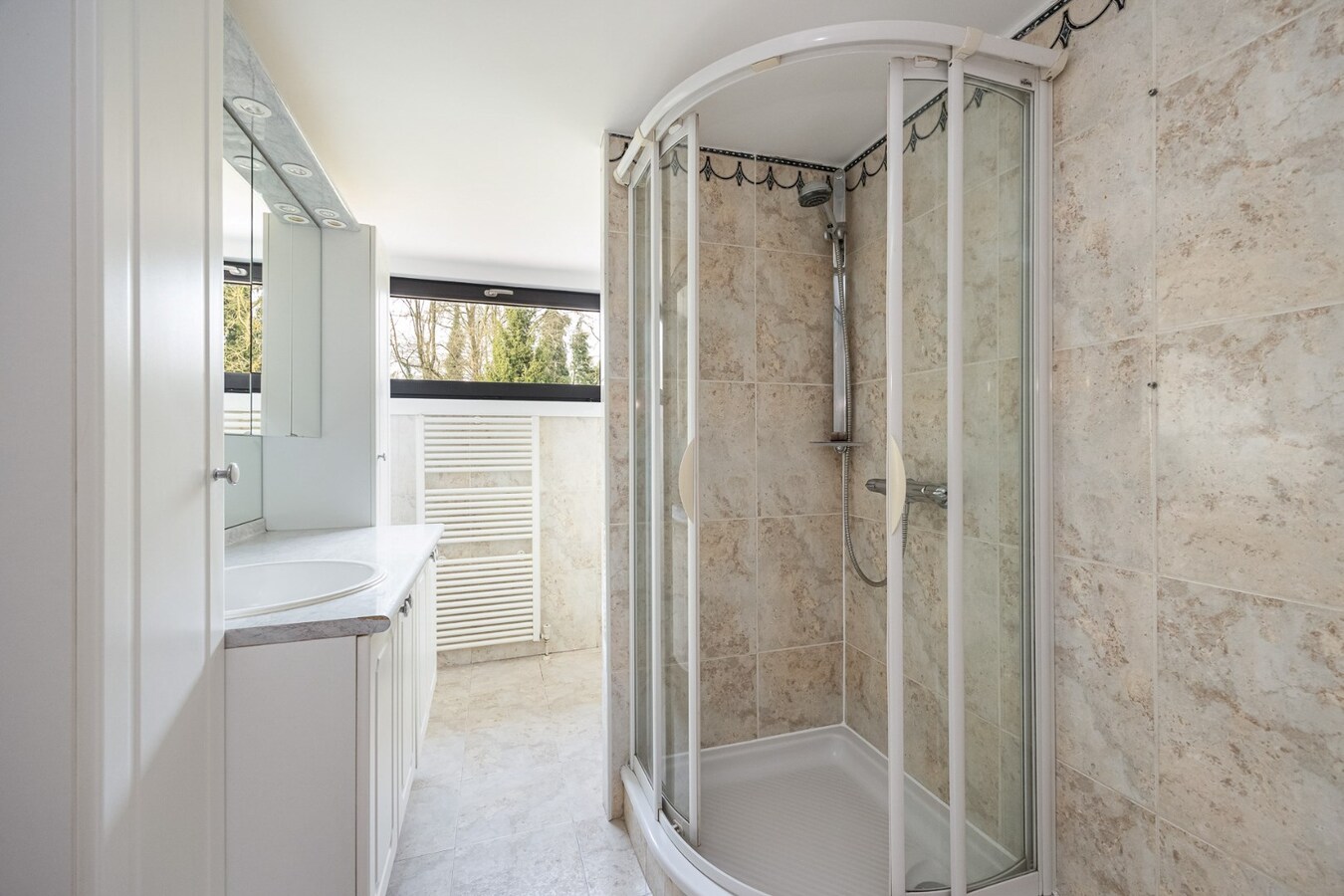 Landelijke, gerenoveerde woning met 4 slaapkamers op perceel van 2.322 m² 