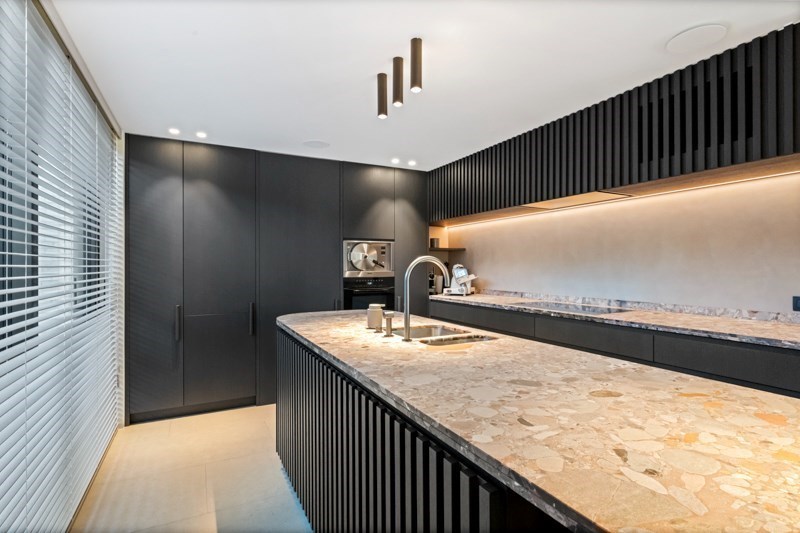 Magnifique villa jumelée récemment rénovée, située au calme entre le centre de Knokke et Le Zoute, avec une parfaite orientation Sud-Ouest. 