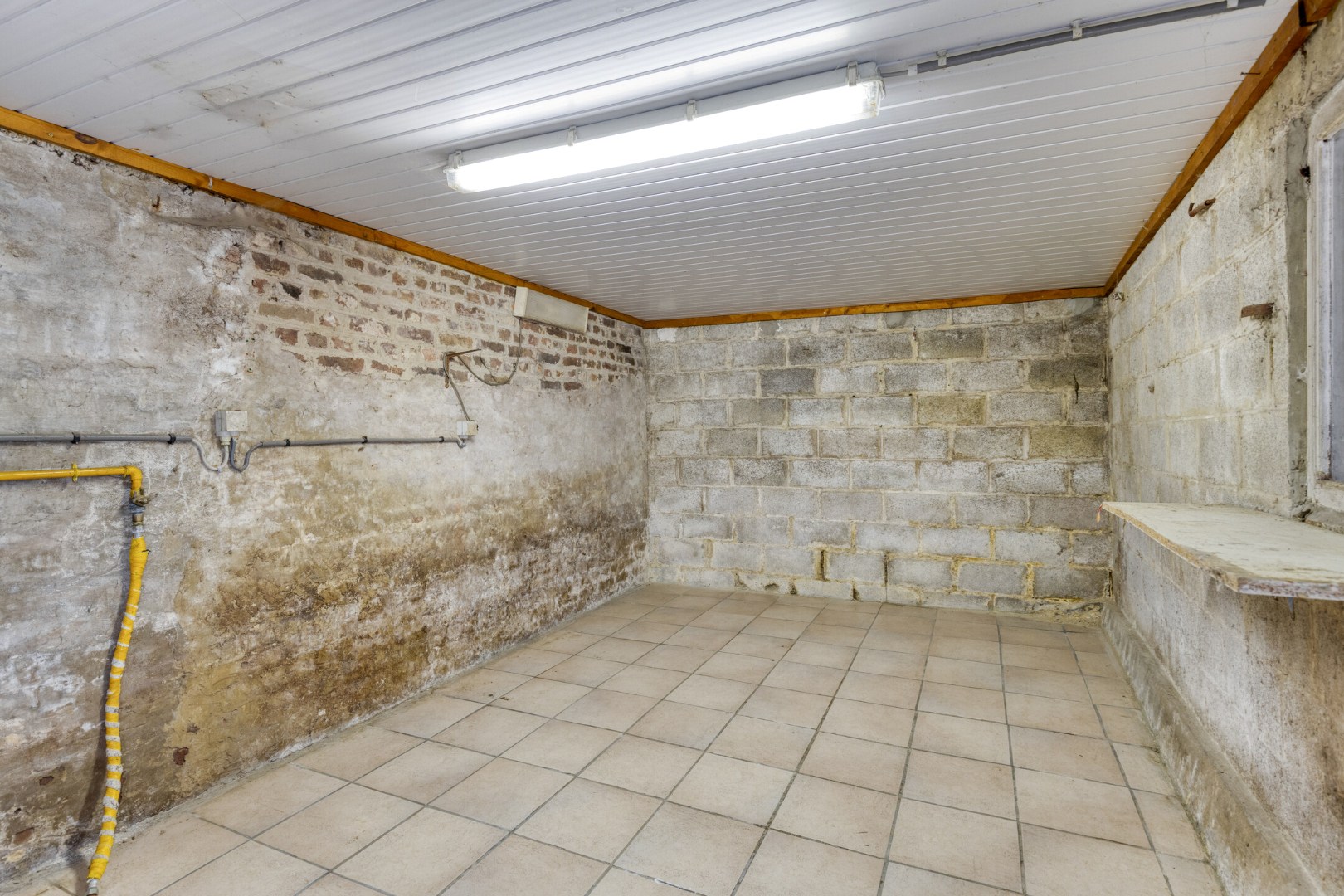 Half open bebouwing (hoeve) met 5 slaapkamers, tuin, terras en zeer ruime garage in Oorbeek (Tienen)! – EPC 730 kWh/m² - bewoonbare opp. 195 m² 