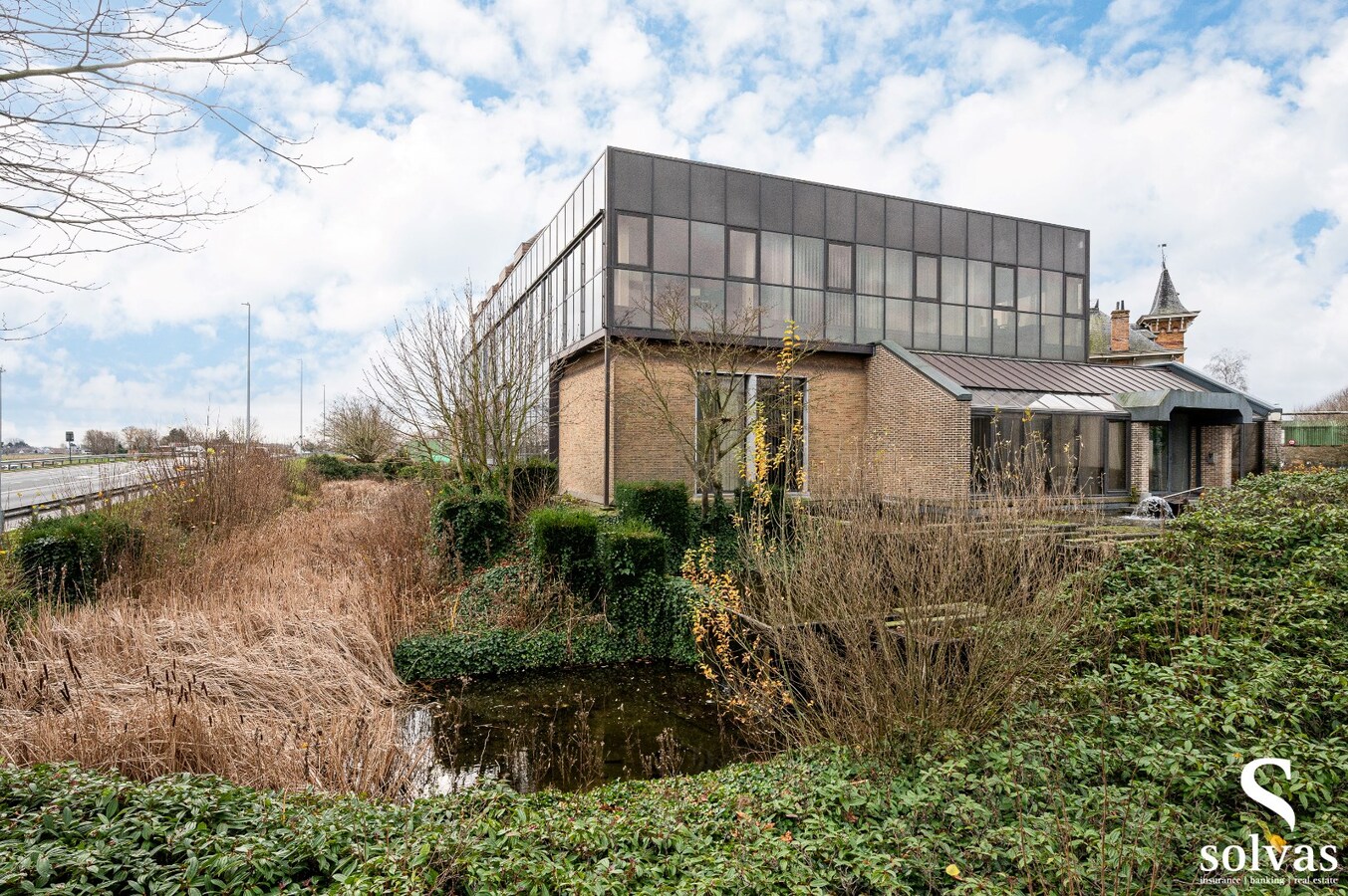 Uniek kantoorgebouw (2131m²) aan de N9! 