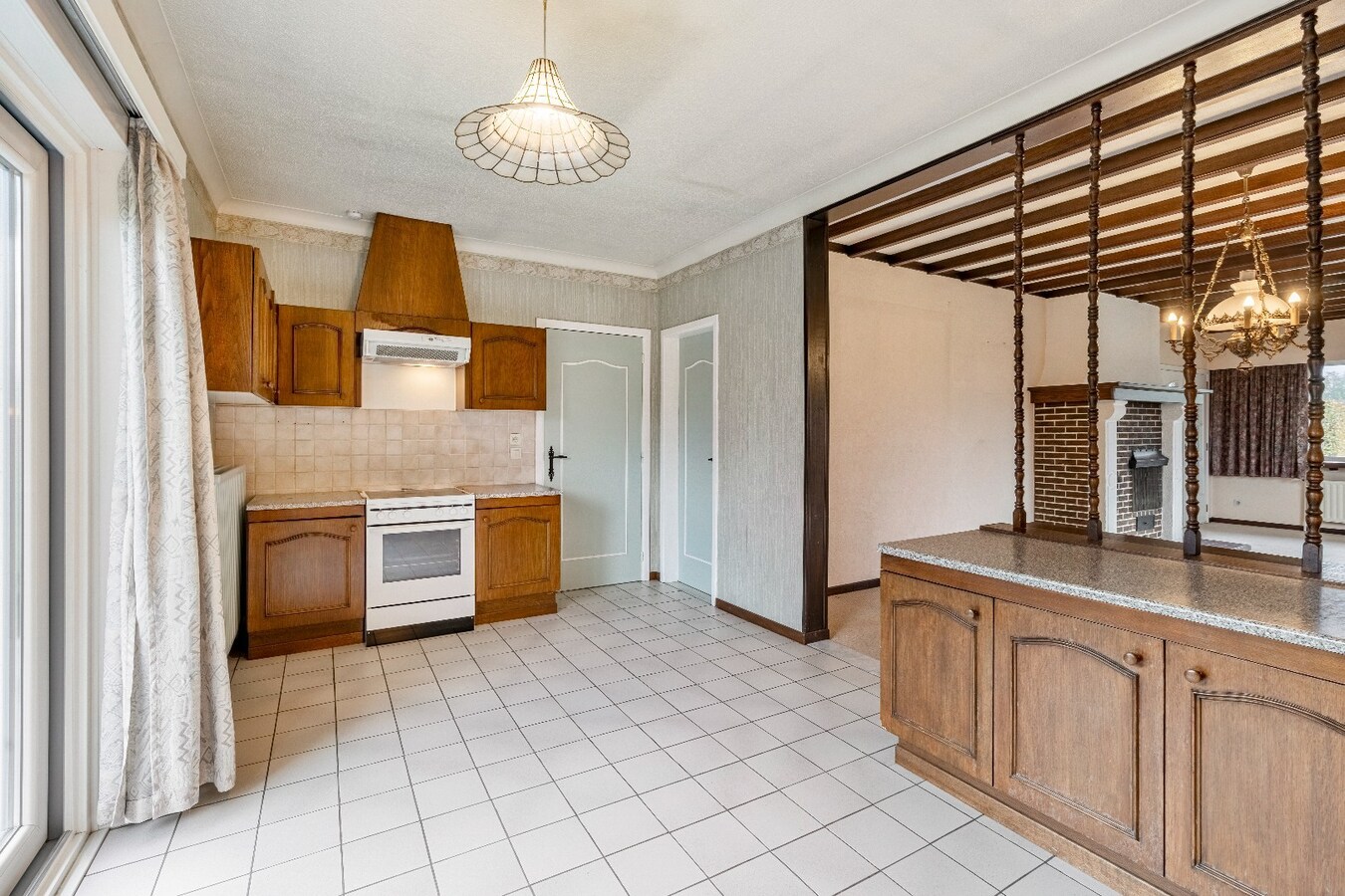 Te renoveren karakteristieke bungalow, 3 Slpk, ruime kelder met garage, op toplocatie 