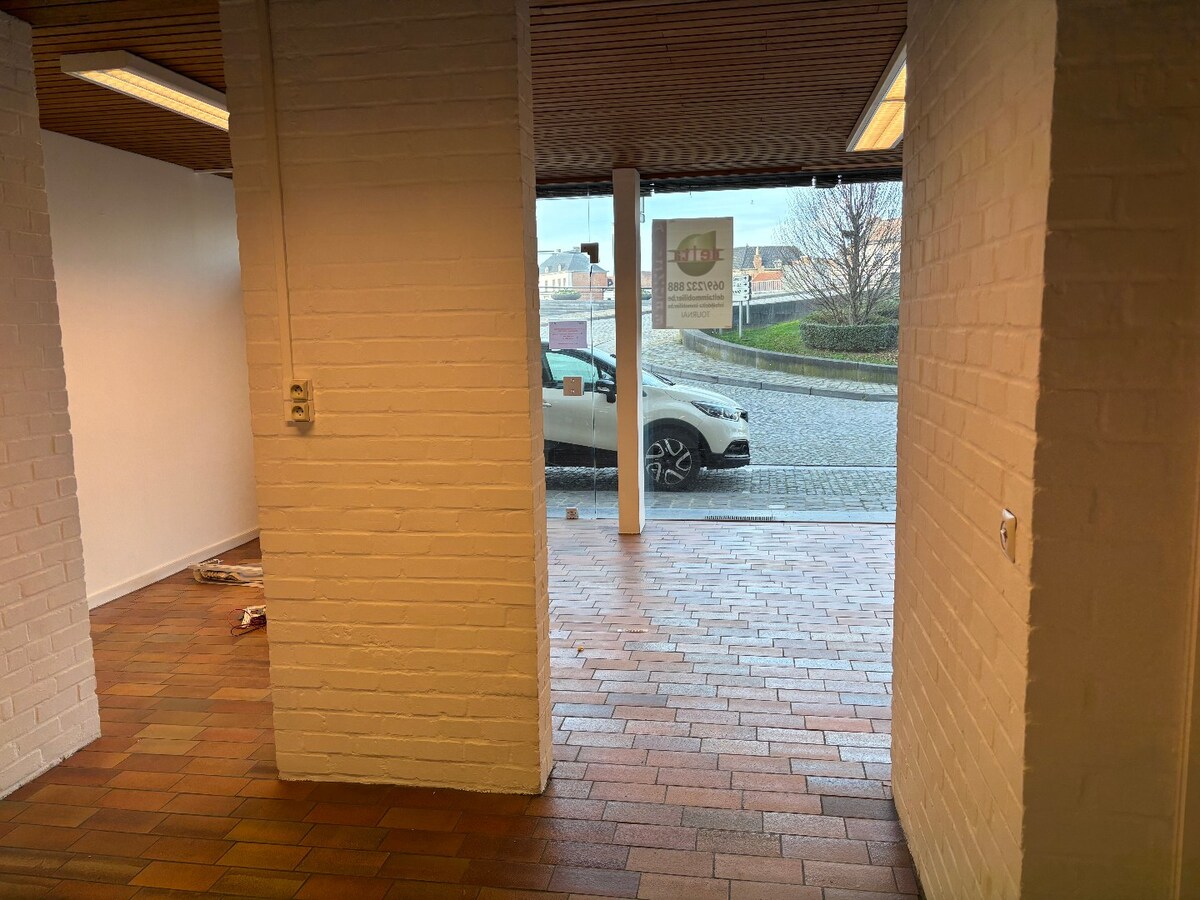 Quai Notre Dame, Surface commerciale, état neuf. 