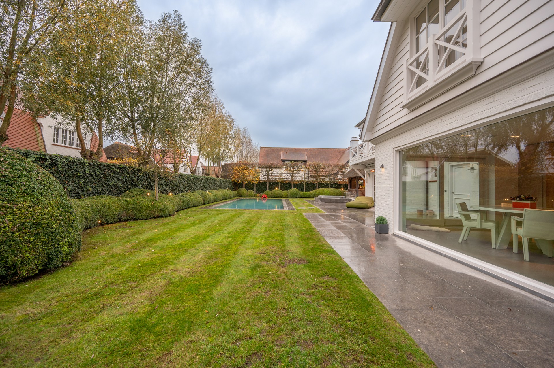 Villa exclusive entièrement meublée avec 5 chambres, piscine et double garage - emplacement prestigieux et calme près du Zoute. 