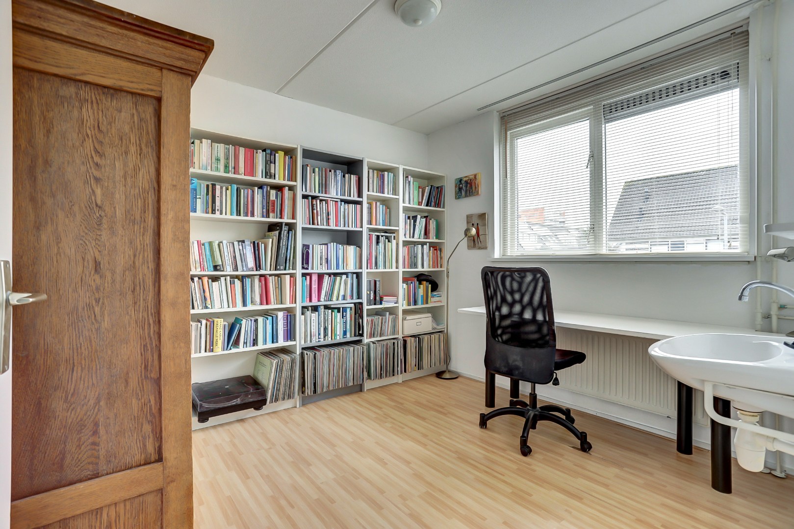 Ruime 5-kamer tussenwoning met inbouw keuken, moderne badkamer, 4 slaapkamers, ruime tuin gelegen op het zuidwesten. 