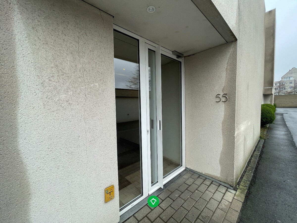 Gelijkvloers appartement met één slaapkamer, tuin en garage in centrum Roeselare 