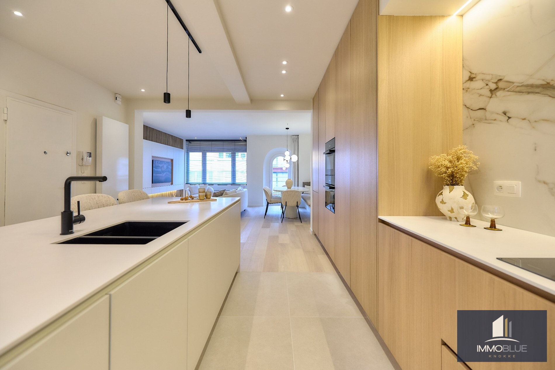 Appartement spacieux, entièrement rénové, avec quatre chambres et vue latérale sur la mer, situé à proximité de la Place Van Bunnen. 