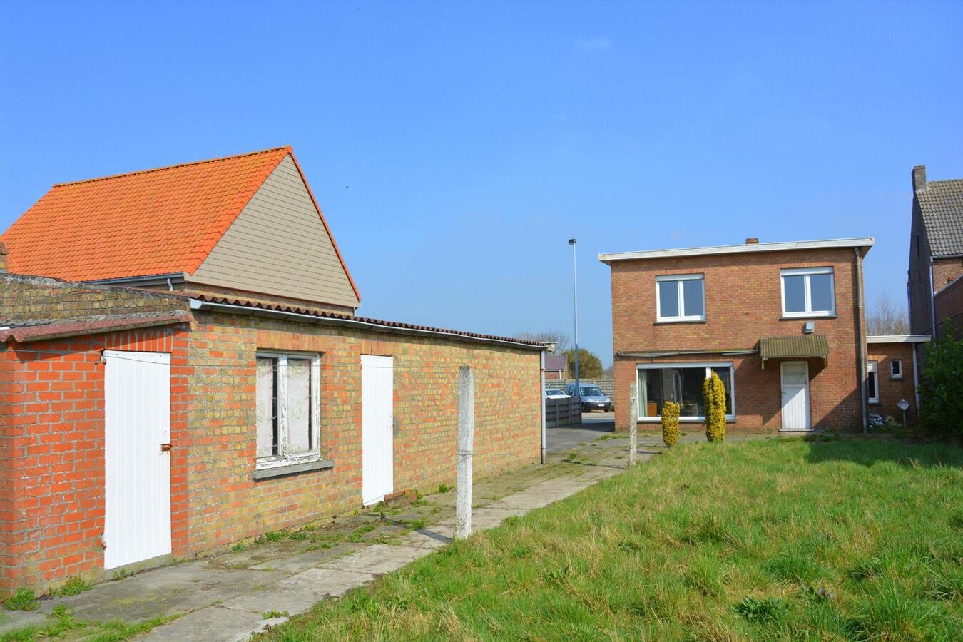 Op te knappen vrijstaande woning 