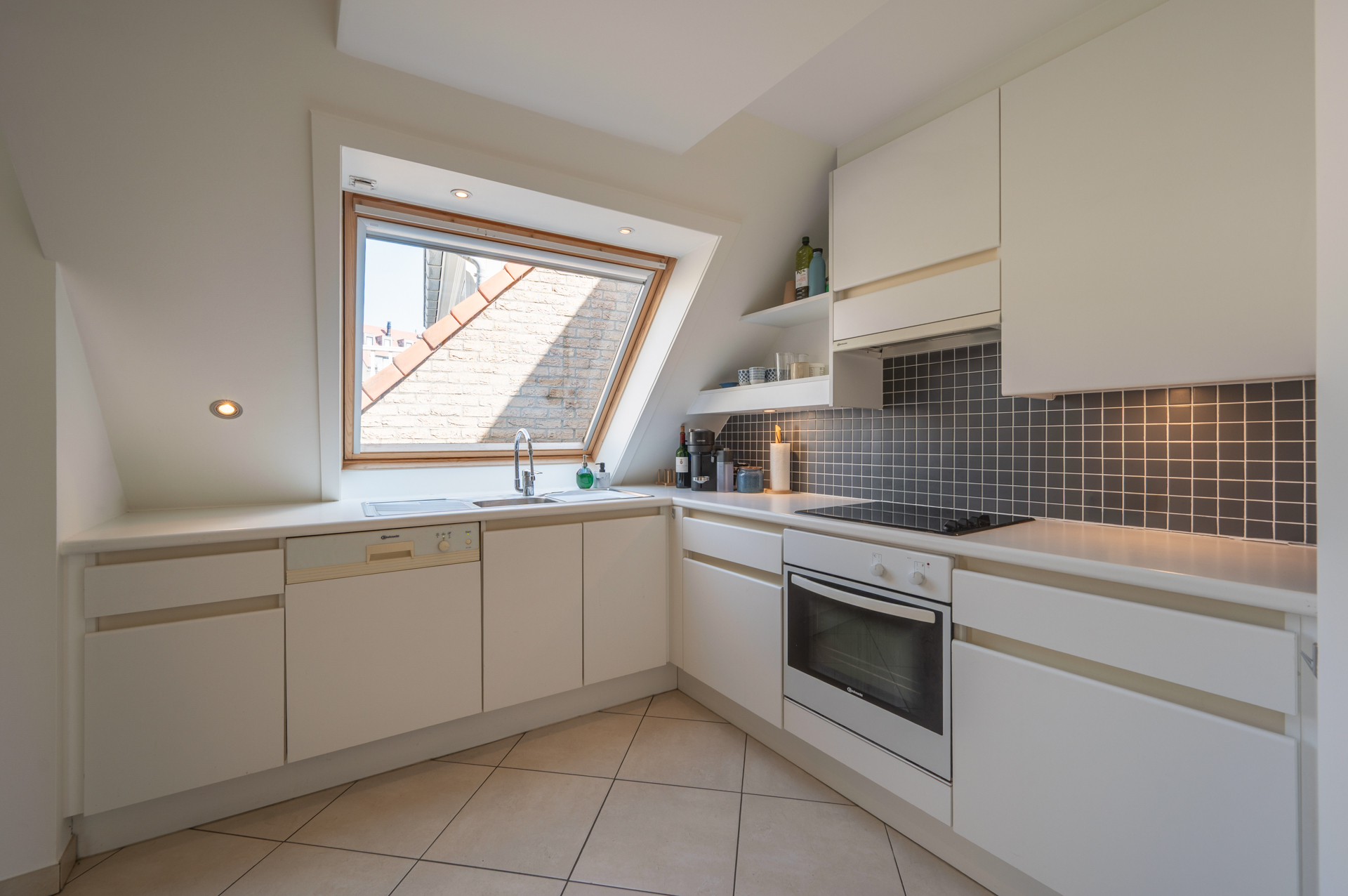 Exclusif duplex penthouse avec 3 chambres et terrasse ensoleillée, situé dans un emplacement de choix près de la place Rubens et de la mer. 