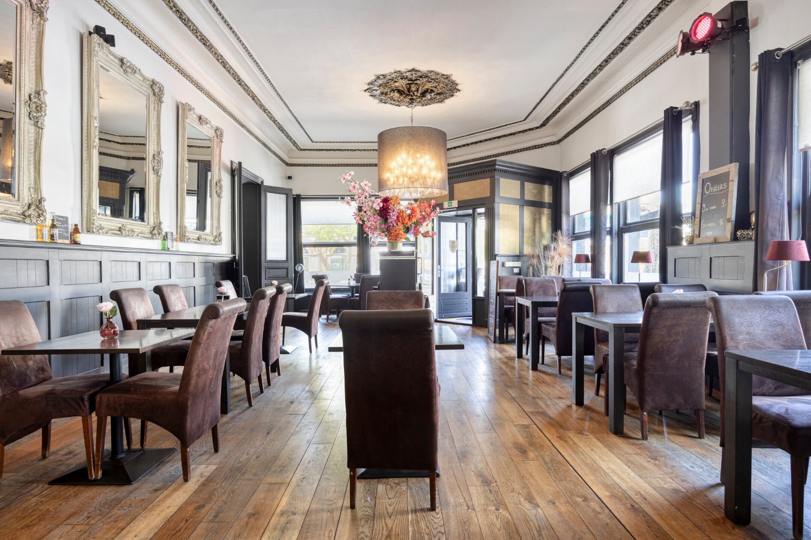 Handelshuis met horecazaak, 2 appartementen en luxueuze loft op toplocatie in Leopoldsburg 