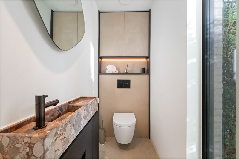 Magnifique villa jumelée récemment rénovée, située au calme entre le centre de Knokke et Le Zoute, avec une parfaite orientation Sud-Ouest. 