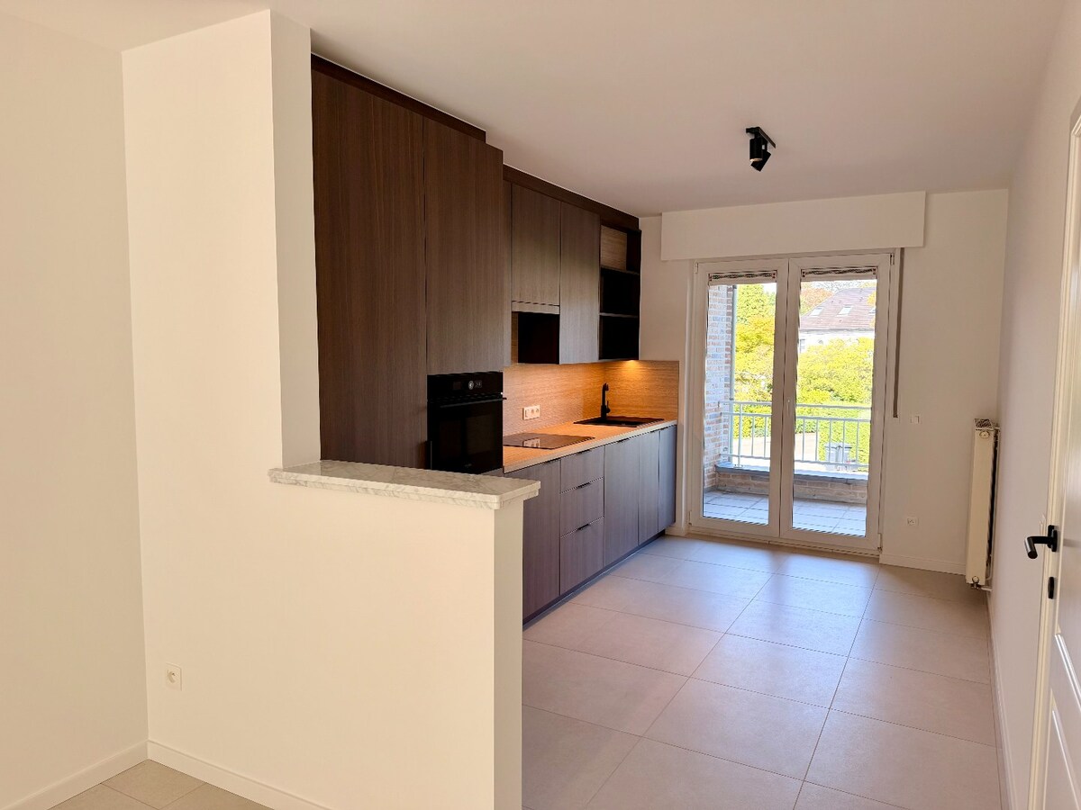Volledig gerenoveerd en instapklaar appartement van 100 m² met grootte leefruimte en terras — centrum Bonheiden 
