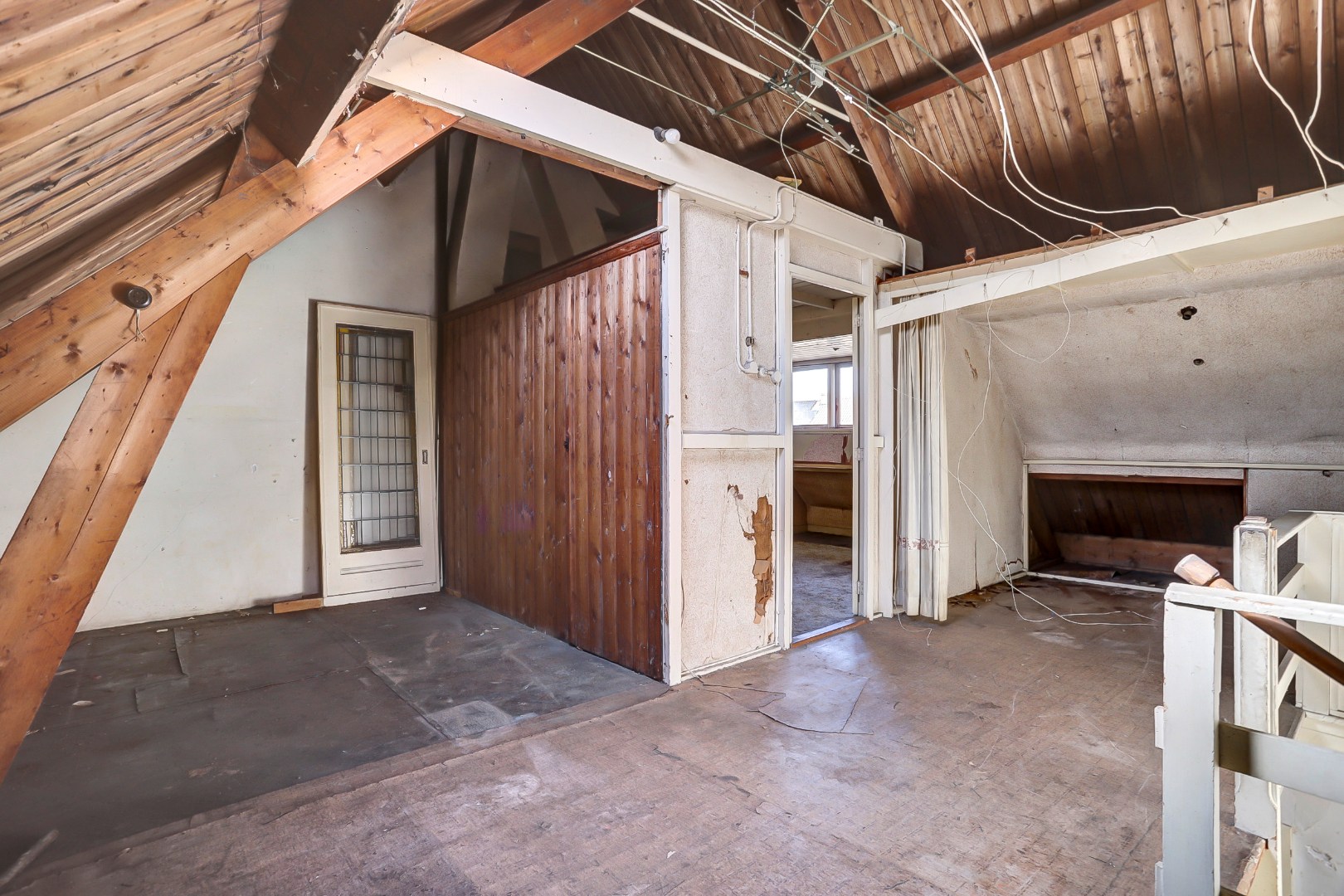 Unieke kans?! Zelf transformeren vanuit de vorige eeuw naar uw eigen hedendaagse smaak, dat kan met deze 5-kamer tussenwoning met 20m diepe tuin! 